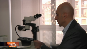 Roberto Gai analizza un diamante al microscopio durante servizio TV su Rete4