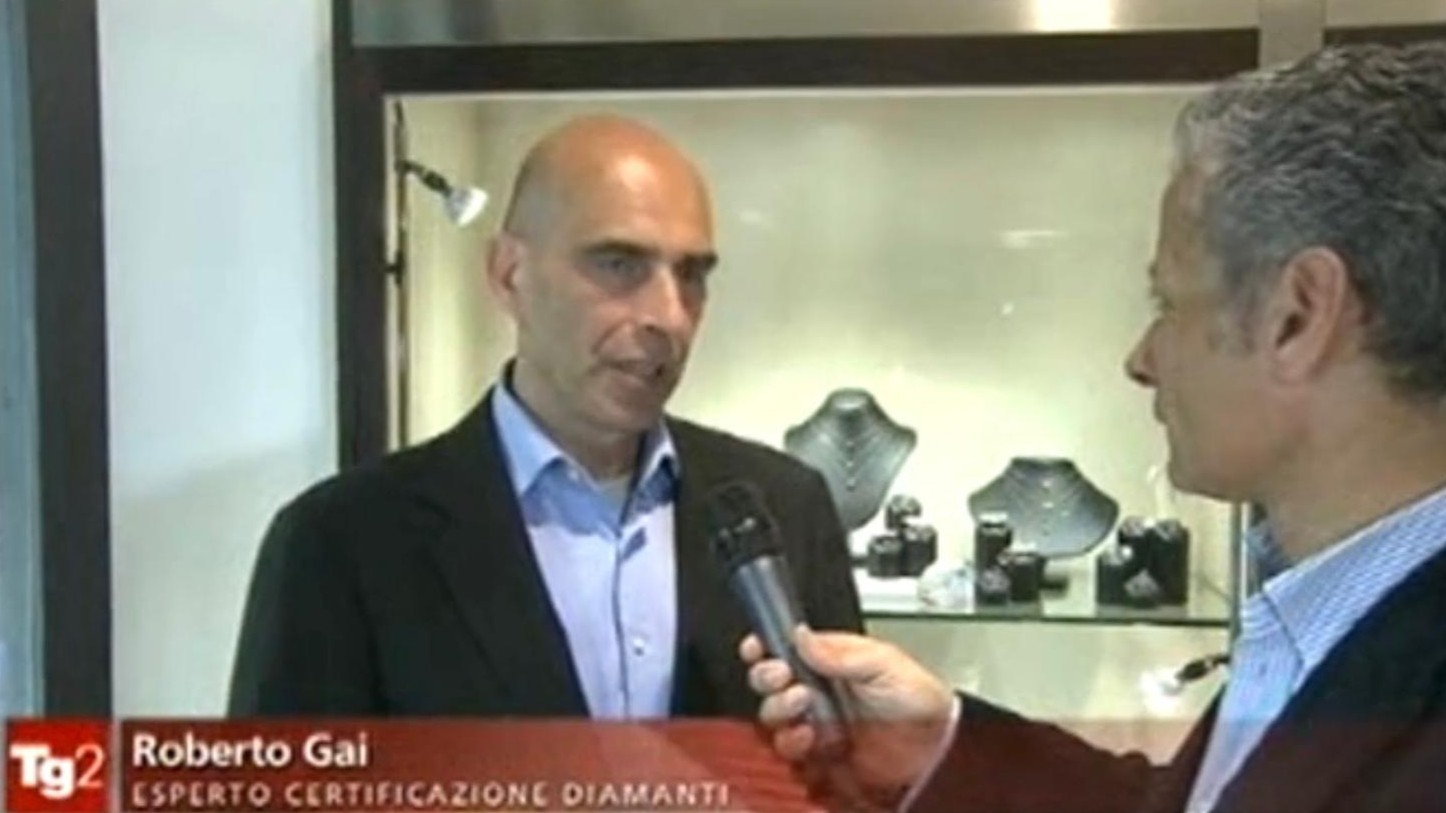 Roberto Gai durante una valutazione professionale di gioielli e preziosi
