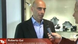 Roberto Gai durante valutazione tecnica di diamanti e gioielli a Torino