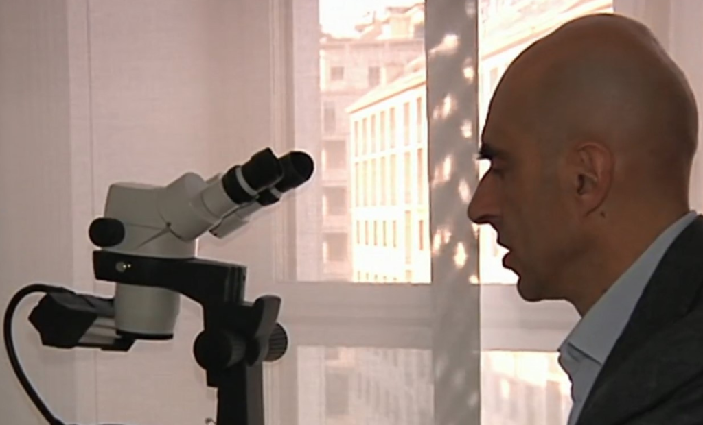 Roberto Gai analizza gioielli e diamanti al microscopio durante una valutazione professionale